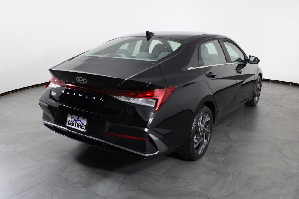 Certified 2025 Hyundai Elantra SEL FWD image 4