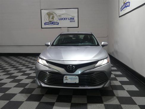 Used 2018 Toyota Camry XLE FWD image 2