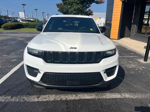 Used 2024 Jeep Grand Cherokee Altitude AWD/4WD image 3