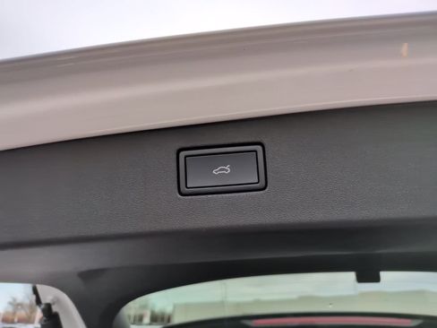 Used 2025 Volkswagen Tiguan SE R-Line image 15