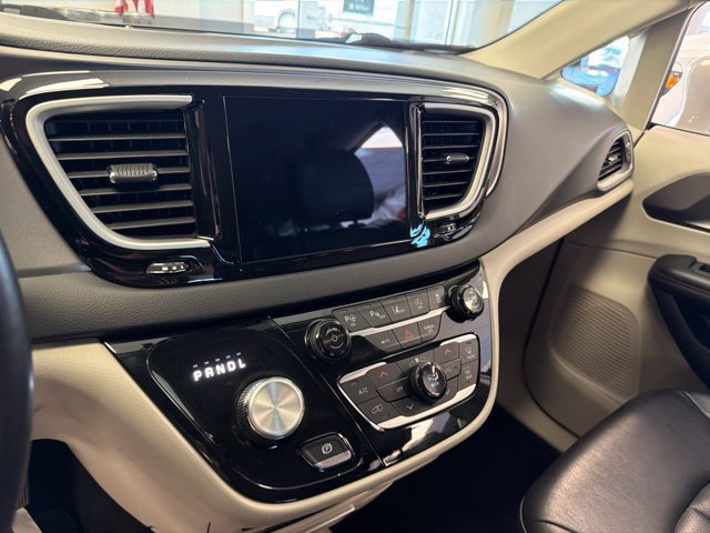 Used 2020 Chrysler Pacifica Touring-L Plus w/ Advanced Safetytec Group FWD image 6