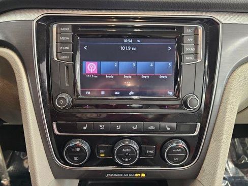 Used 2018 Volkswagen Passat 2.0T R-Line w/ R-Line Lighting Package FWD image 22