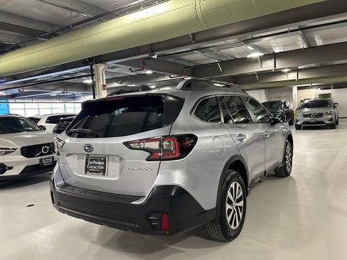 Used 2022 Subaru Outback Premium image 2