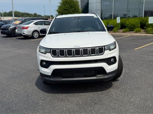 Used 2024 Jeep Compass Latitude AWD/4WD image 2
