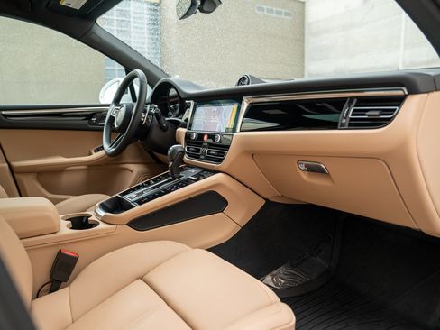 Used 2025 Porsche Macan image 25