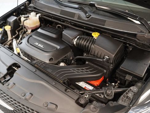 Used 2019 Chrysler Pacifica Touring-L FWD image 17