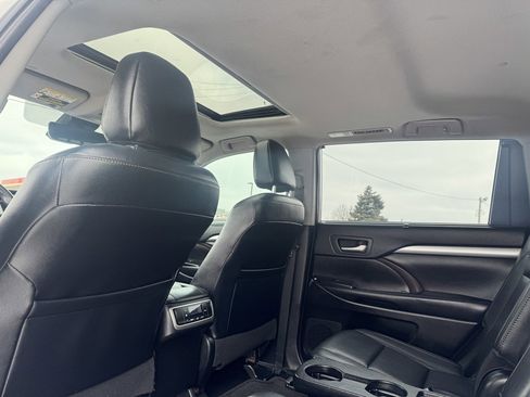 Used 2019 Toyota Highlander XLE image 28