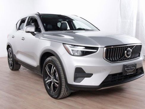Certified 2025 Volvo XC40 B5 Core image 3