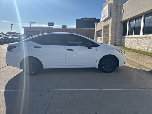 Used 2021 Nissan Versa S image 4