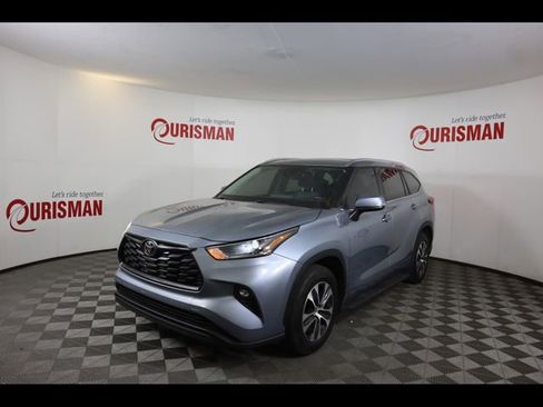 Used 2021 Toyota Highlander XLE image 3