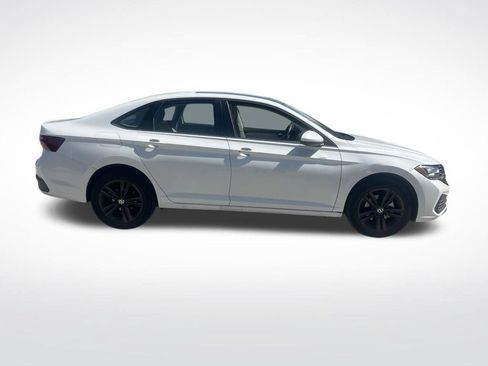 Used 2024 Volkswagen Jetta SE w/ Panoramic Sunroof Package FWD image 4