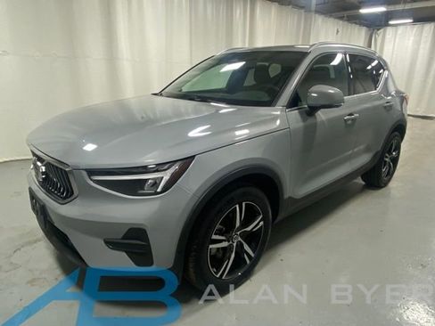 Used 2025 Volvo XC40 B5 Core image 1