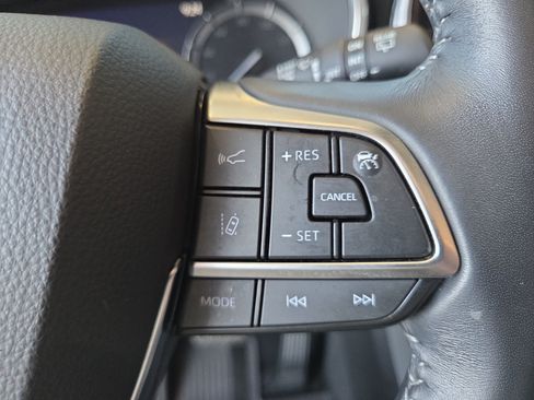 Used 2021 Toyota Highlander XLE AWD/4WD image 25