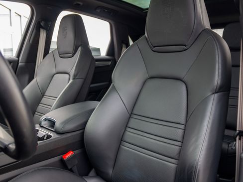 Used 2022 Porsche Cayenne S Platinum image 9