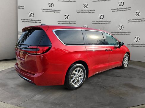 Used 2024 Chrysler Pacifica Touring-L image 5
