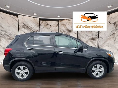 Used 2019 Chevrolet Trax LT w/ LT Convenience Package FWD image 3