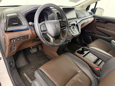 Used 2025 Honda Odyssey Elite image 3