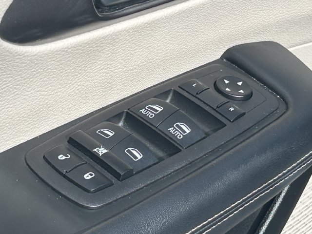Used 2023 Chrysler Pacifica Touring-L FWD image 27