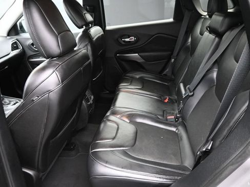 Used 2019 Jeep Cherokee Latitude Plus AWD/4WD image 12