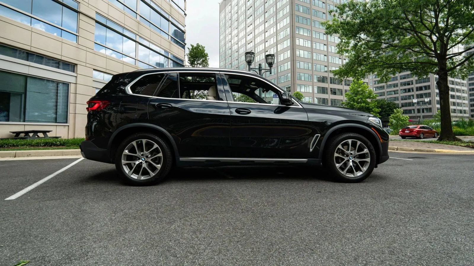 Used 2019 BMW X5 xDrive40i w/ Premium Package 2 AWD/4WD image 2