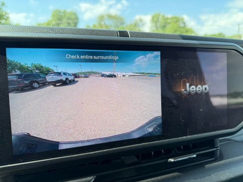 Used 2025 Jeep Gladiator Sport AWD/4WD image 15