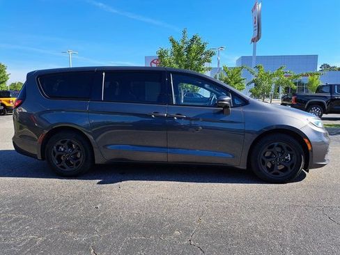 Used 2022 Chrysler Pacifica Limited w/ S Appearance Package FWD image 7