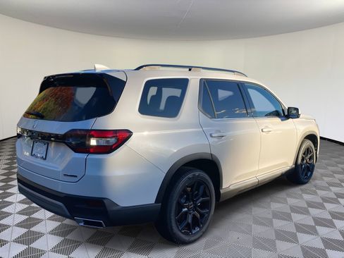 New 2025 Honda Pilot Touring image 4