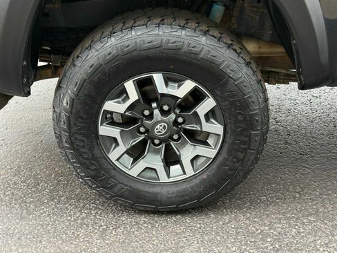 Used 2018 Toyota Tacoma TRD Off-Road image 9