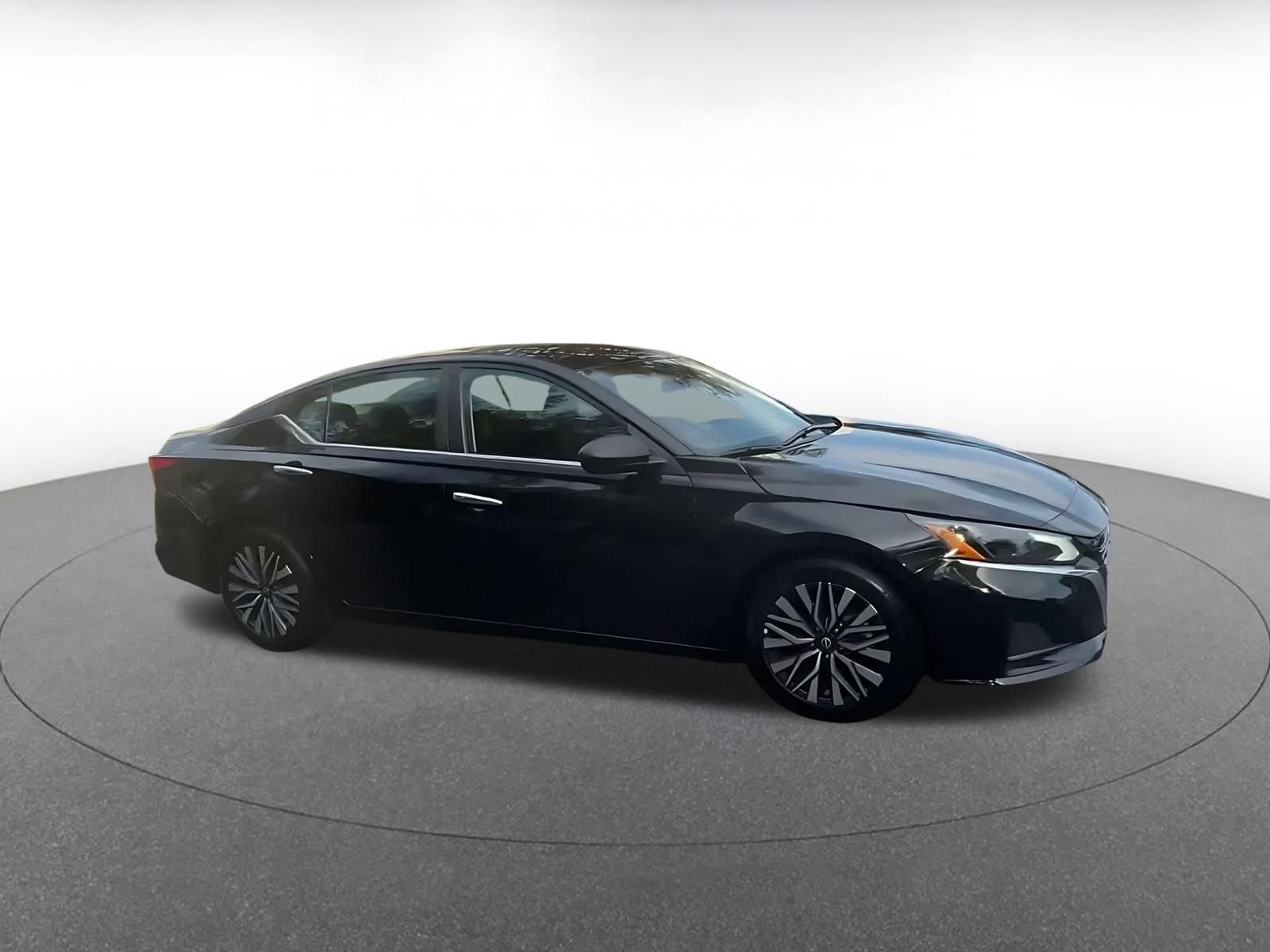Used 2025 Nissan Altima 2.5 SV FWD image 2
