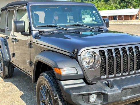 Used 2024 Jeep Wrangler Unlimited Sport AWD/4WD image 3