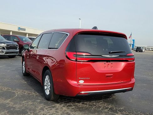 New 2026 Chrysler Pacifica Select image 4