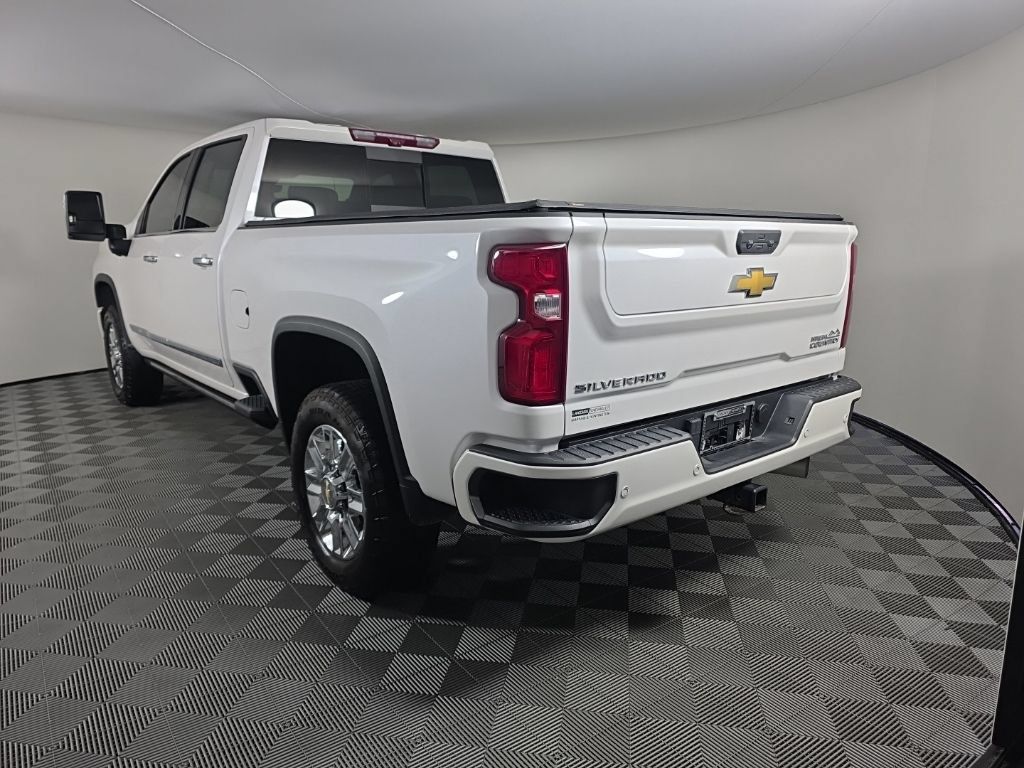 Used 2024 Chevrolet Silverado 2500 High Country w/ High Country Premium Package AWD/4WD image 3