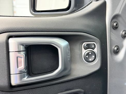 Used 2018 Jeep Wrangler Unlimited Sport S AWD/4WD image 9