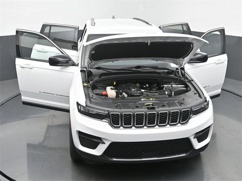 Used 2024 Jeep Grand Cherokee Laredo image 62