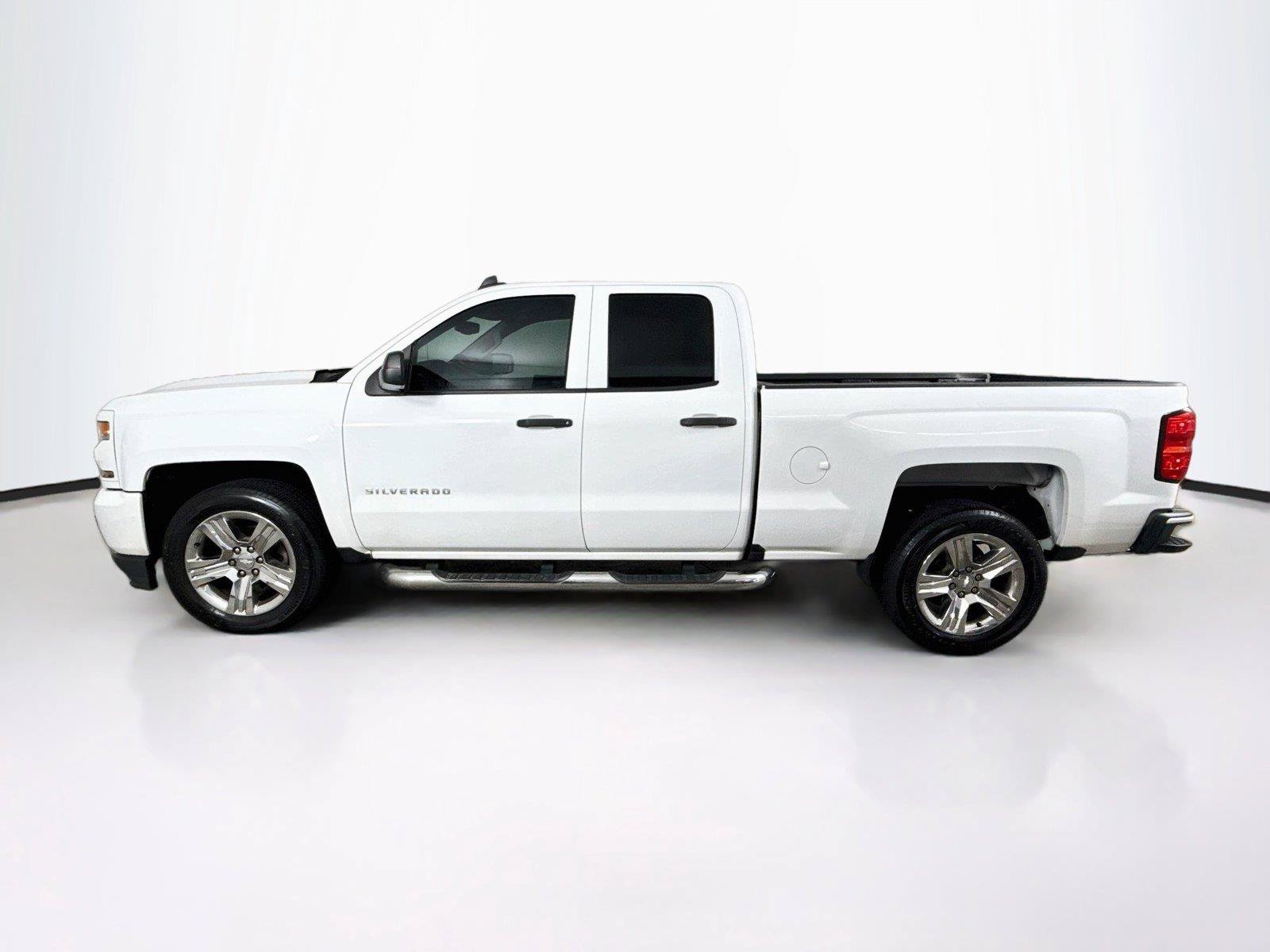 Used 2018 Chevrolet Silverado 1500 Custom w/ Custom Convenience Package RWD image 2