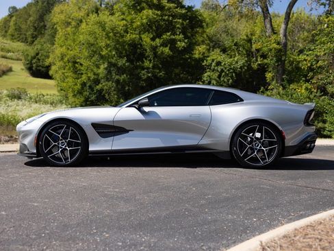 Used 2025 Aston Martin Vanquish V12 image 5