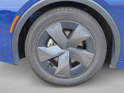 Used 2025 Toyota Prius LE FWD image 9