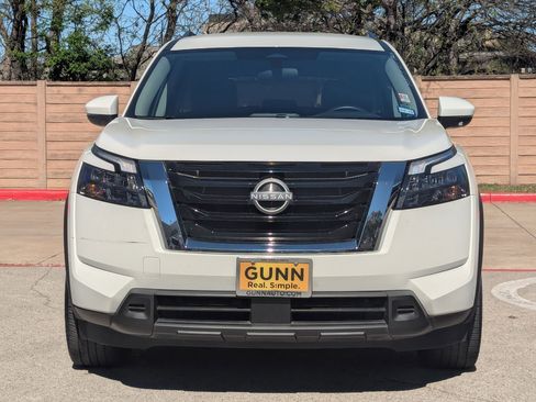 Used 2025 Nissan Pathfinder SV image 8
