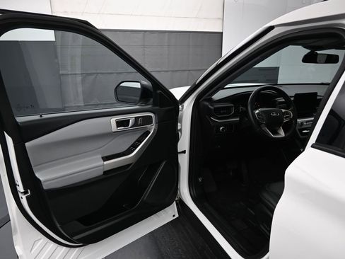 Certified 2023 Ford Explorer XLT w/ Equipment Group 202A image 9