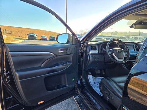 Used 2019 Toyota Highlander Limited Platinum image 10