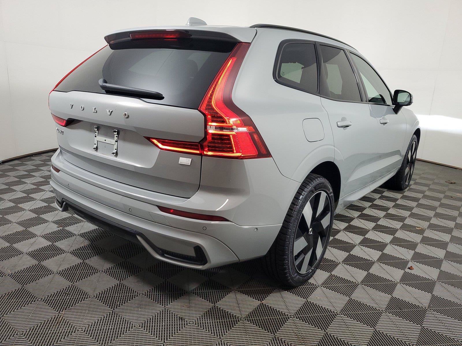 Used 2024 Volvo XC60 T8 Plus AWD/4WD image 6