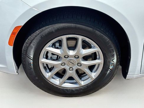Used 2023 Chrysler Pacifica Touring-L FWD image 30