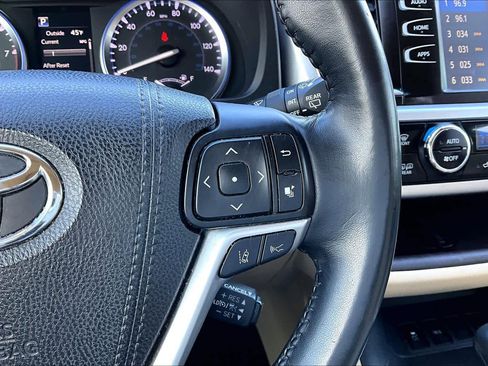 Used 2017 Toyota Highlander XLE image 24