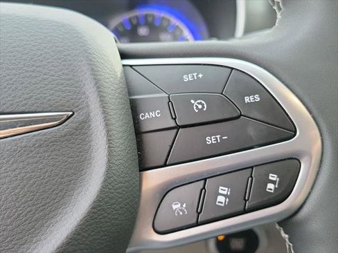 Certified 2024 Chrysler Pacifica Touring-L image 7