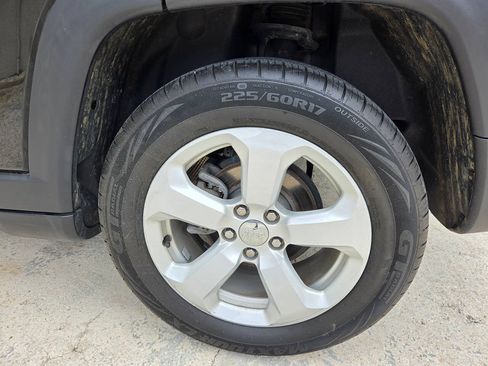 Used 2018 Jeep Compass Latitude FWD image 16