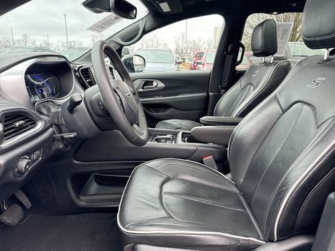 Used 2025 Chrysler Pacifica Limited FWD image 21