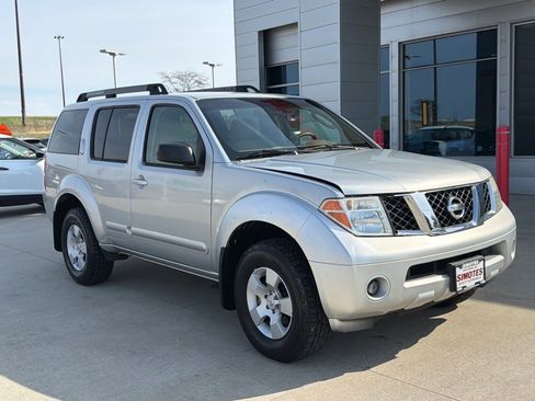 Used 2005 Nissan Pathfinder XE image 2