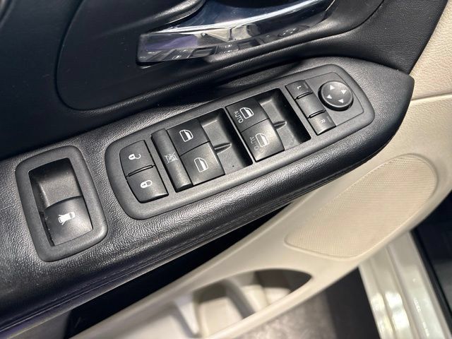 Used 2011 Dodge Grand Caravan Crew FWD image 11
