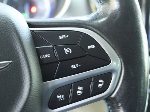 Used 2021 Chrysler Pacifica Touring-L image 19