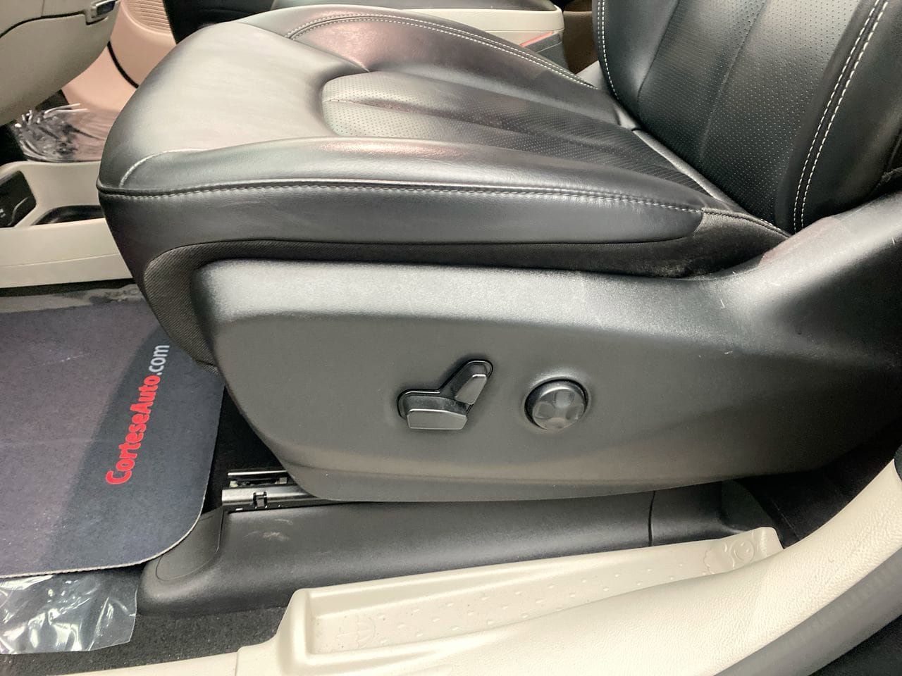 Used 2023 Chrysler Pacifica Touring-L FWD image 13